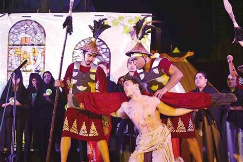 Theaterbator: Senakulo: theater in the streets April 2011 .